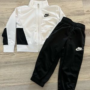 NWOT- Boys Nike outfit 4T